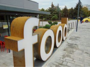 арт-об'єкт з кортену m.food