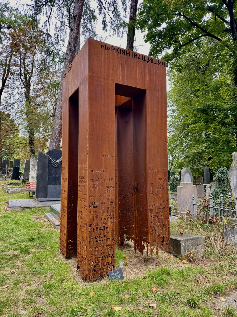 дизайнерська-стела-corten-архітектура